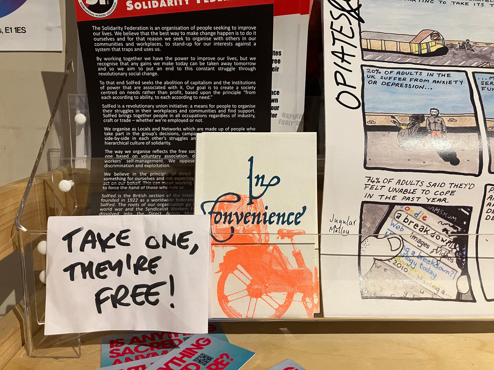 Zine exposta em uma livraria