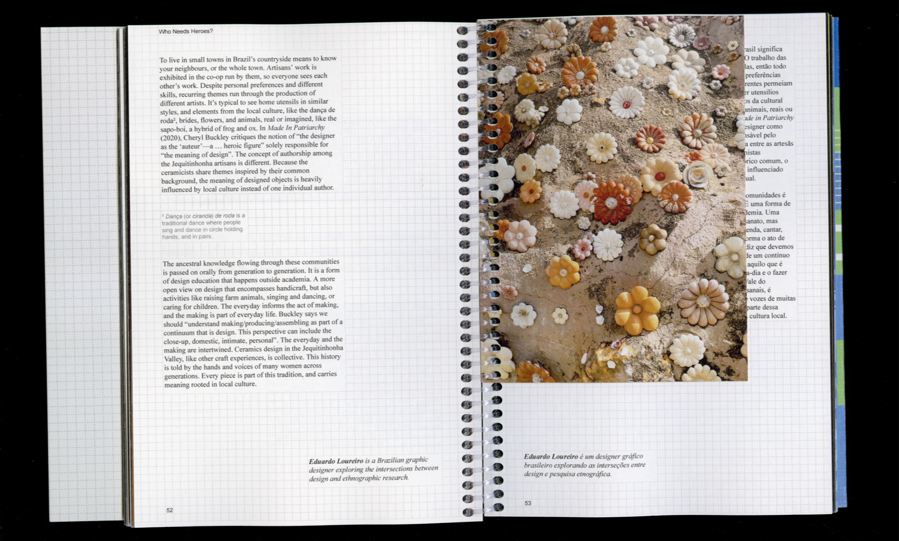 Several flower-shaped ceramic pieces fixed on a large rock. Várias peças de cerâmica em formato de flor presas em uma pedra grande.